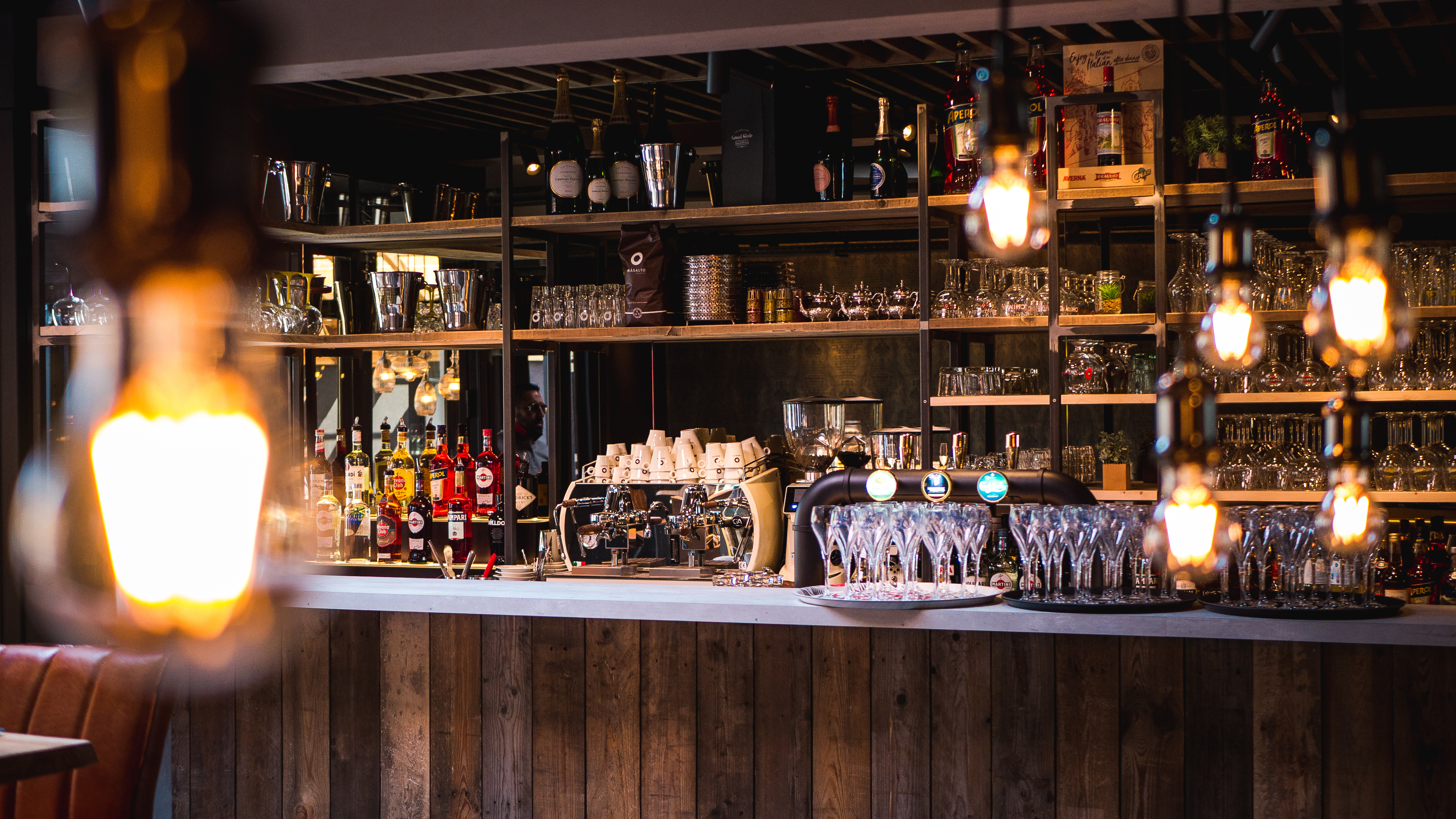 Detail van cocktails op de bar